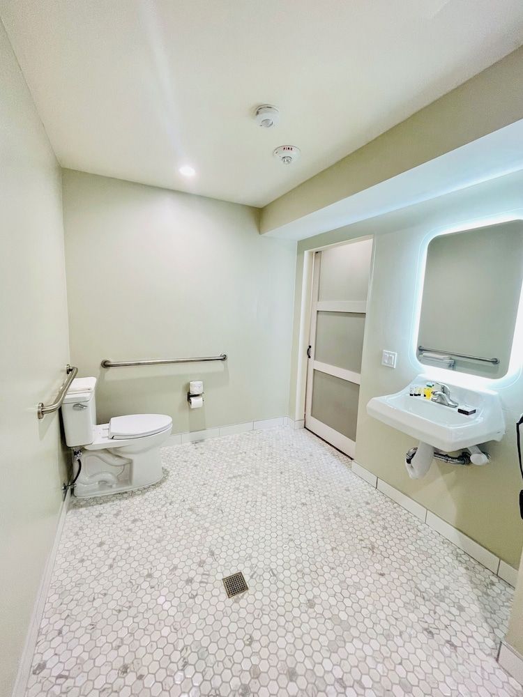 La Casa Inn Deluxe Room, 1 King Bed 20