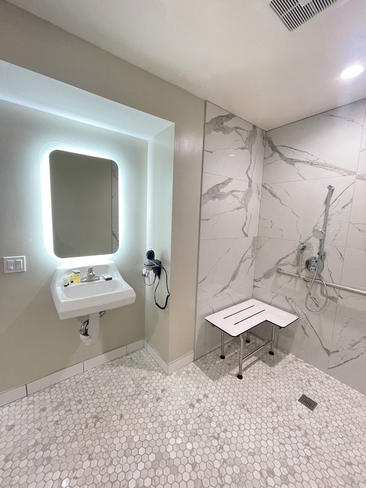 La Casa Inn Deluxe Room, 1 King Bed 22