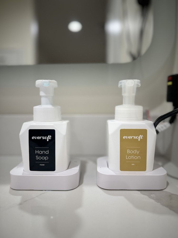 La Casa Inn Deluxe Room, 1 King Bed 13