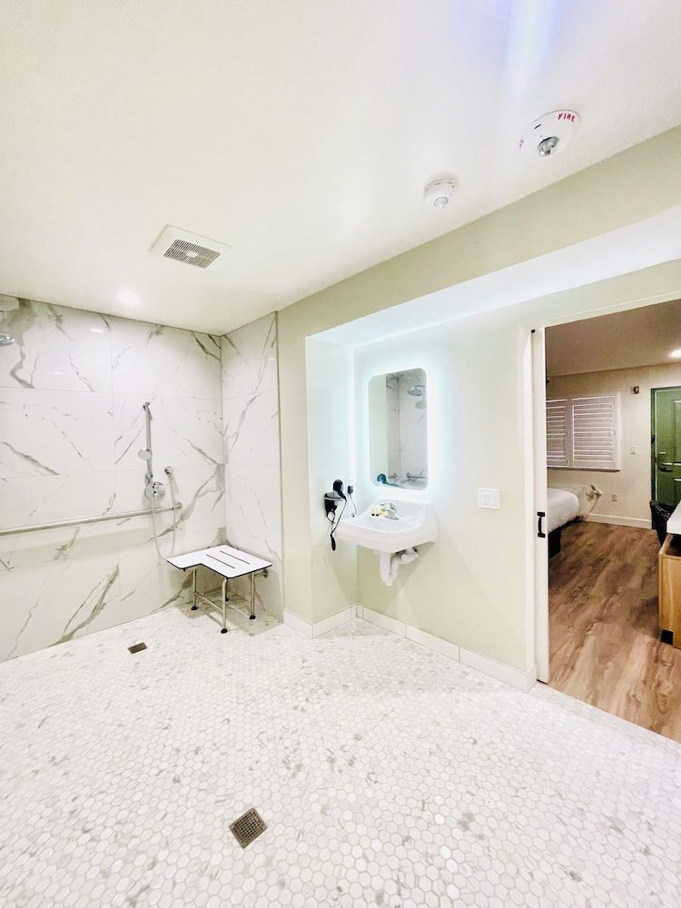 La Casa Inn Deluxe Room, 1 King Bed 23