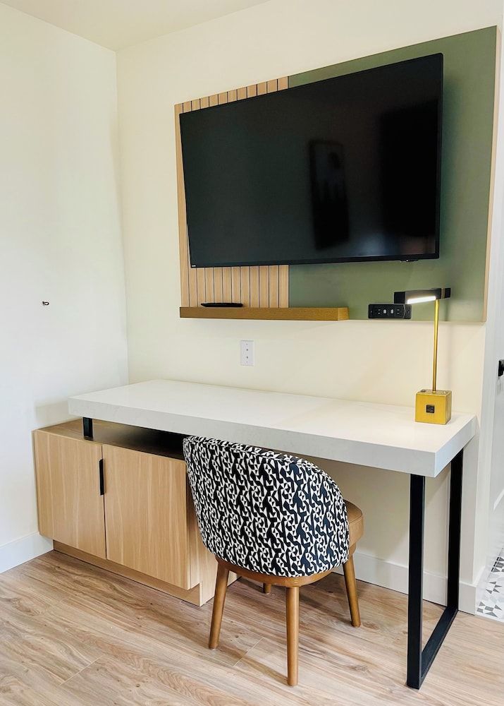 La Casa Inn Deluxe Room, 1 King Bed 37