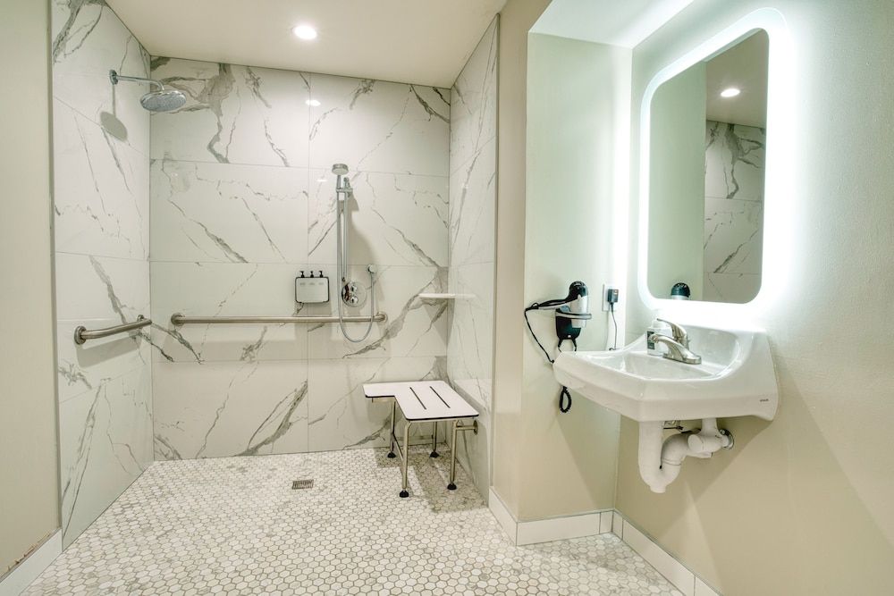 La Casa Inn Deluxe Room, 1 King Bed 33