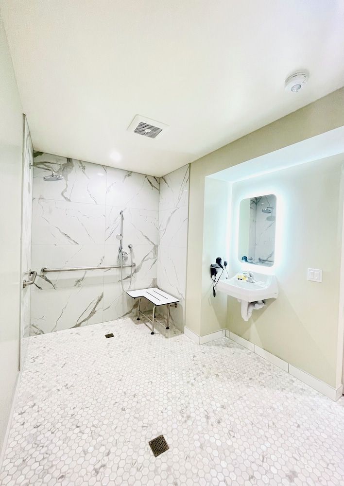 La Casa Inn Deluxe Room, 1 King Bed 19