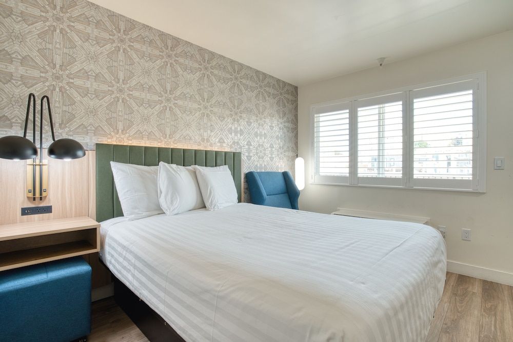 La Casa Inn Deluxe Room, 1 King Bed 6