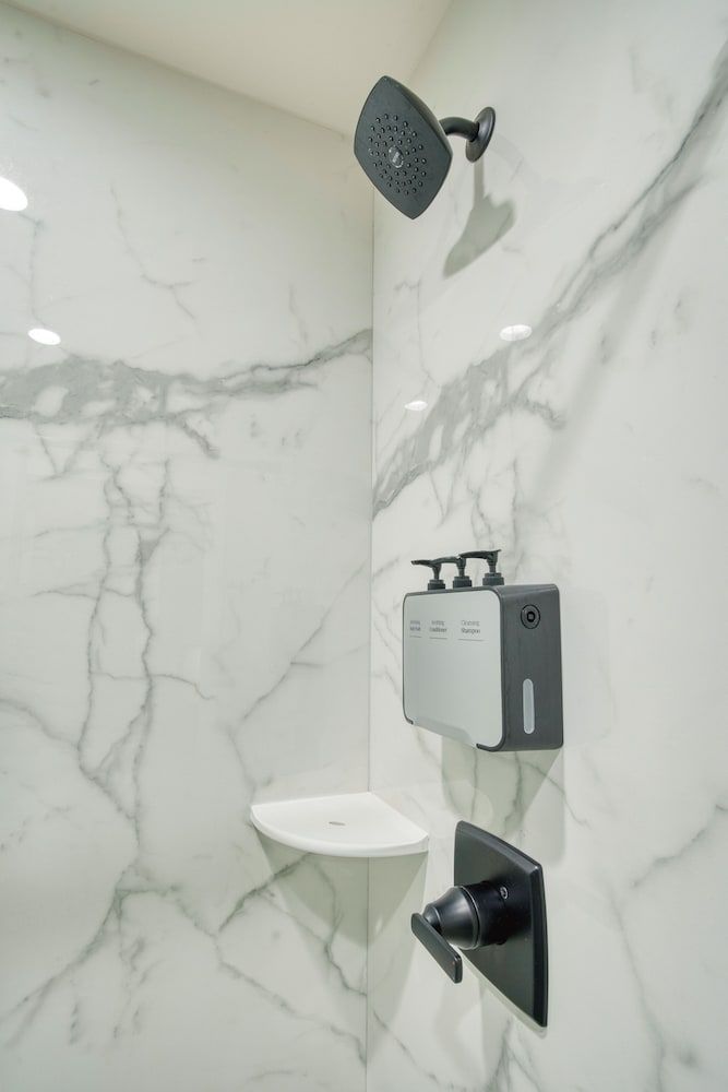 La Casa Inn Deluxe Room, 1 King Bed 28