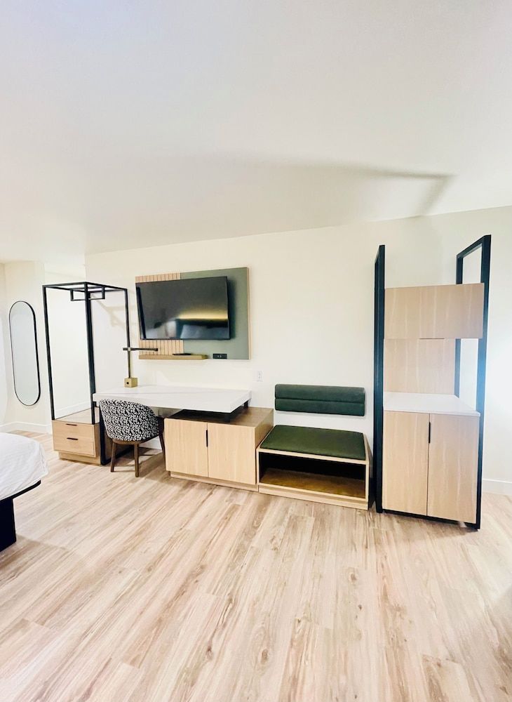 La Casa Inn Deluxe Room, 1 King Bed 38