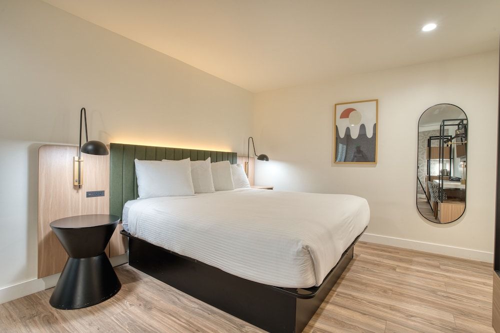 La Casa Inn Deluxe Room, 1 King Bed 4