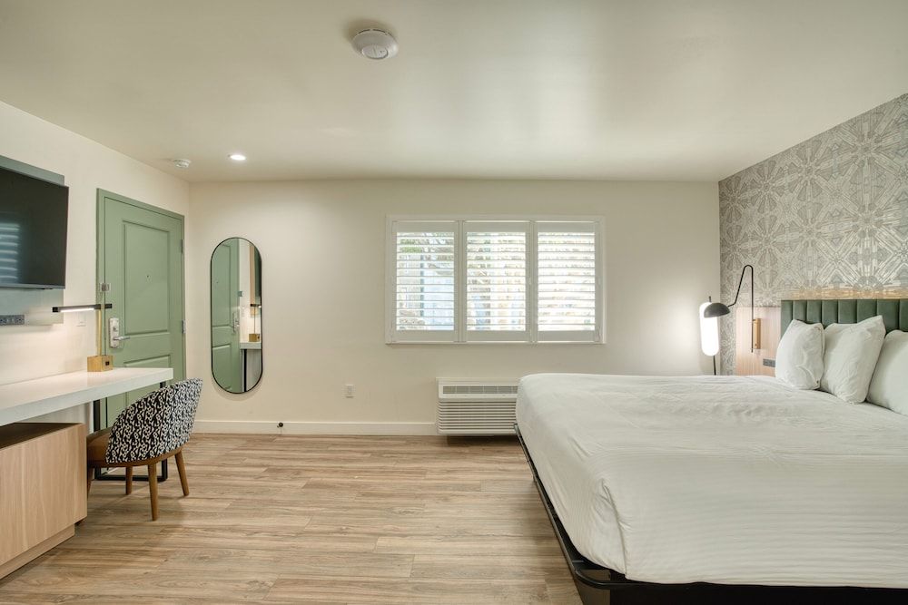 La Casa Inn Deluxe Room, 1 King Bed 9