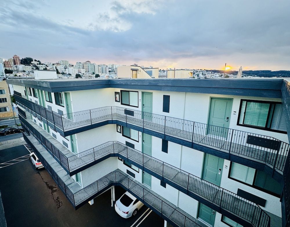 undefined La Casa Inn 8