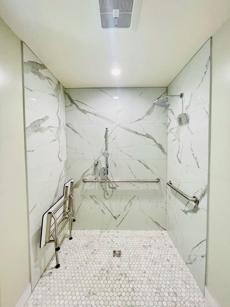 La Casa Inn Deluxe Room, 1 King Bed 21