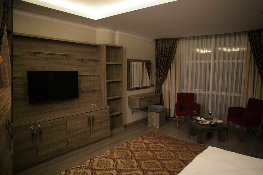 Rey Manes Hotel Suite 2