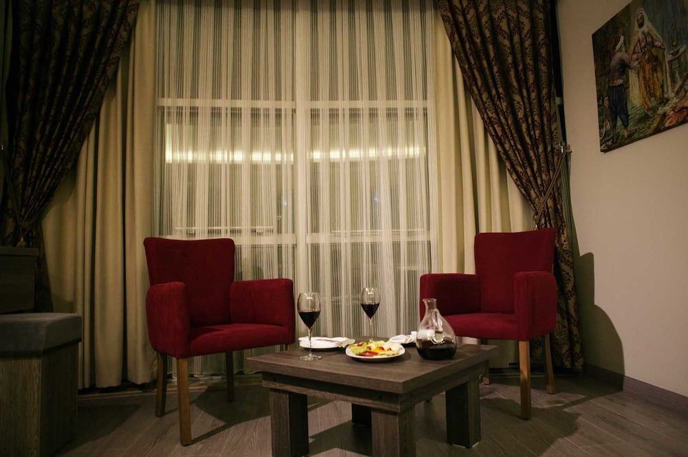 Rey Manes Hotel Suite 3