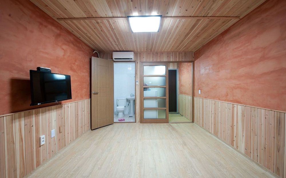 Sunrise Yeodaji Pension Traditional Room (Ondol) 4