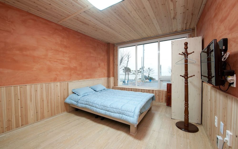 Sunrise Yeodaji Pension Room, 1 King Bed 4