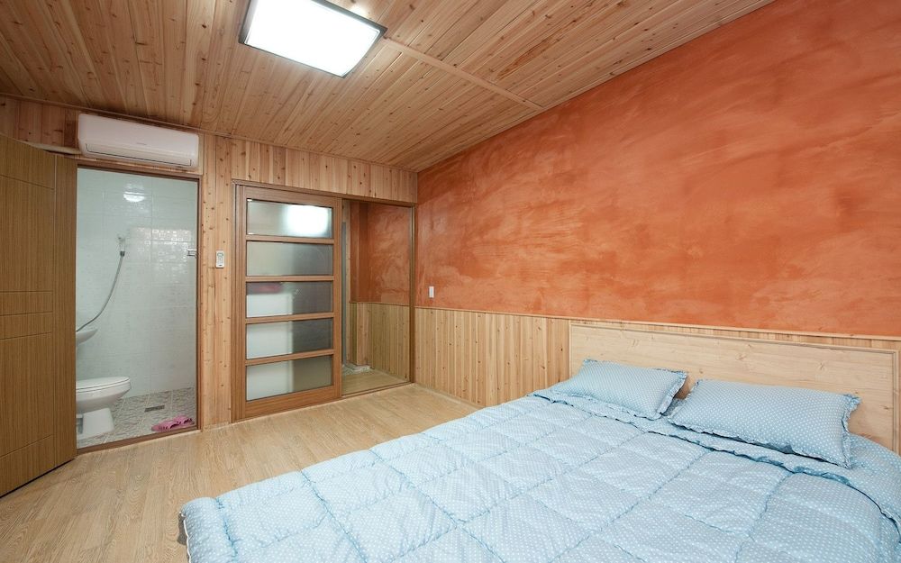 Sunrise Yeodaji Pension Room, 1 King Bed 3