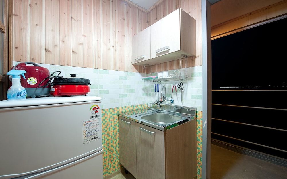 Sunrise Yeodaji Pension Traditional Room (Ondol) 9