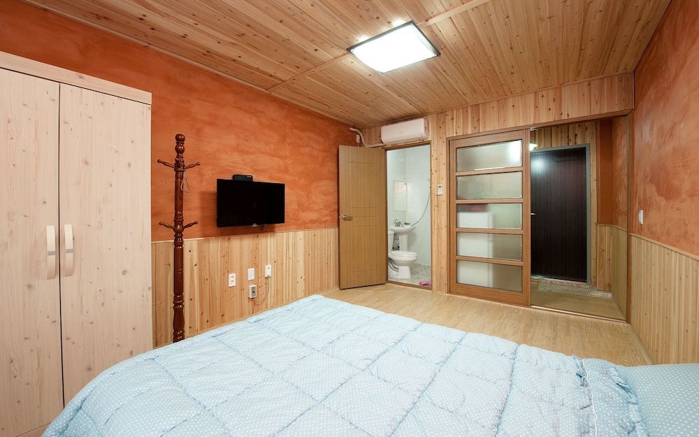 Sunrise Yeodaji Pension Room, 1 King Bed 5