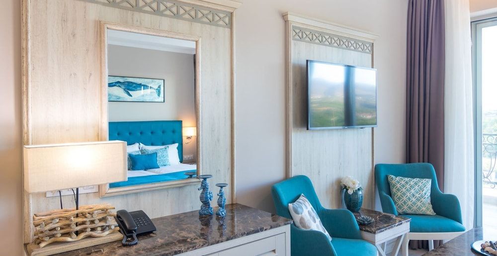 Junior Suite (Landscape View)