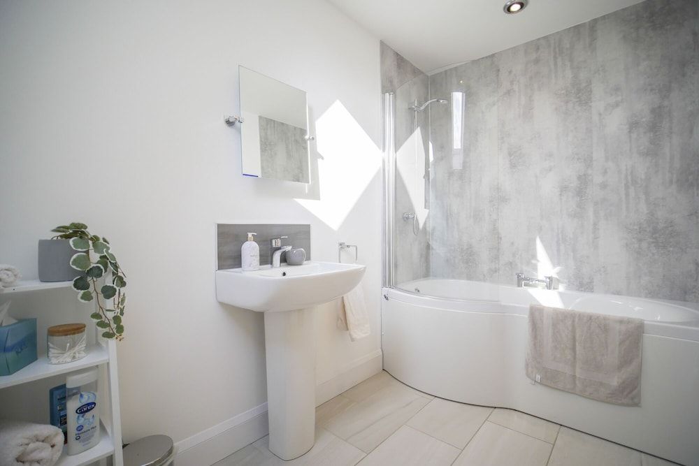 Pinewood Cottage Double Room, Ensuite (Highlands Room) 9