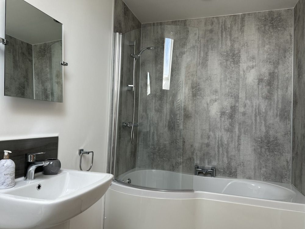 Pinewood Cottage Double Room, Ensuite (Highlands Room) 10