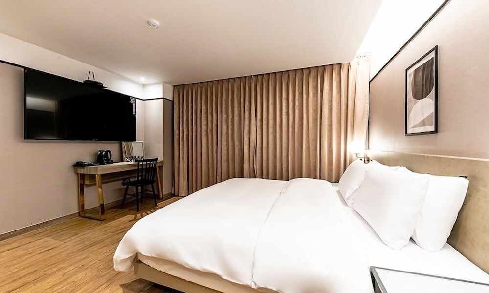 Hotel YaJa Masan Odong Deluxe Room 4