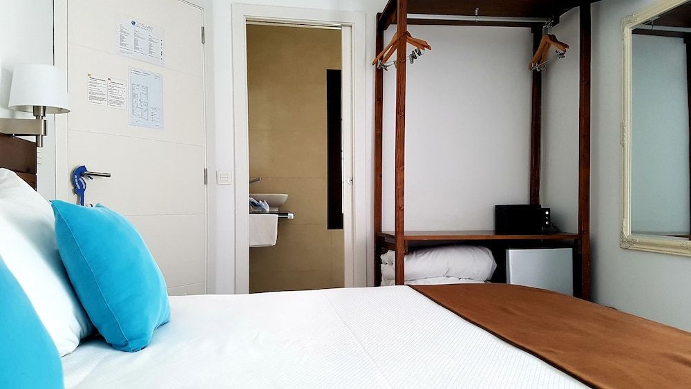 Hostal Casa del Mar Double or Twin Room, 1 Double or 2 Twin Beds (5)