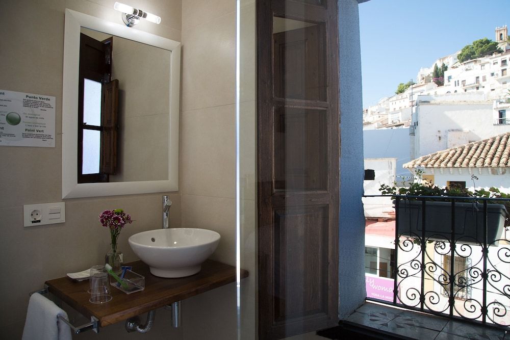 Hostal Casa del Mar Double or Twin Room, 1 Double or 2 Twin Beds (5) 4