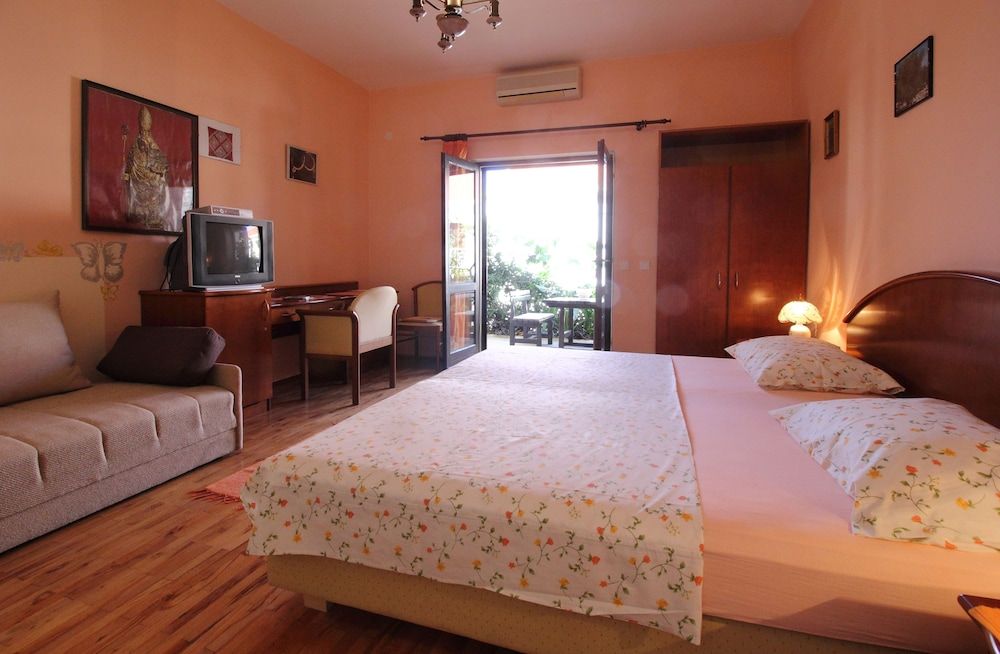 Comfort Studio, Patio, Garden View