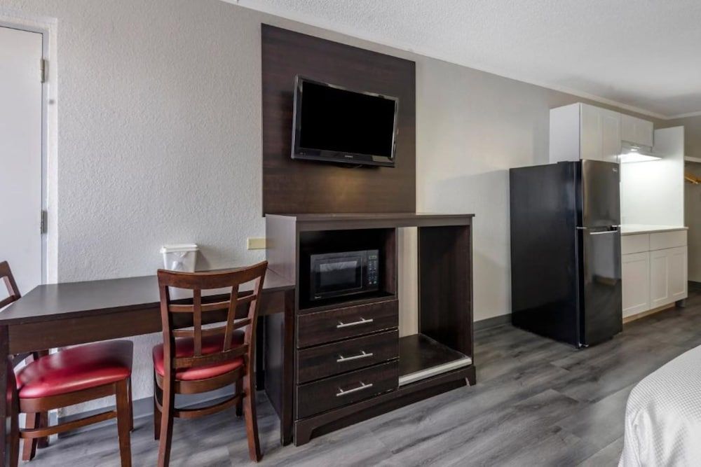 Suburban Studios Rock Hill Northeast I-77 Room, 1 King Bed, Non Smoking (Efficiency) 7