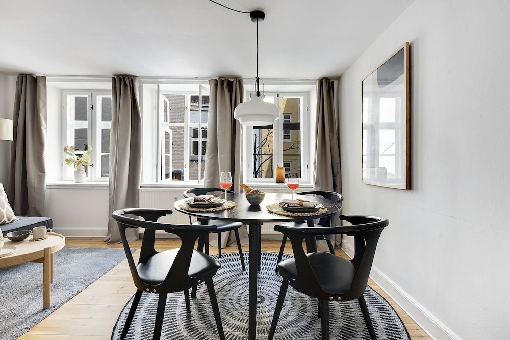 undefined Sanders Central - Cozy 1-bdr Apt in City Center 9