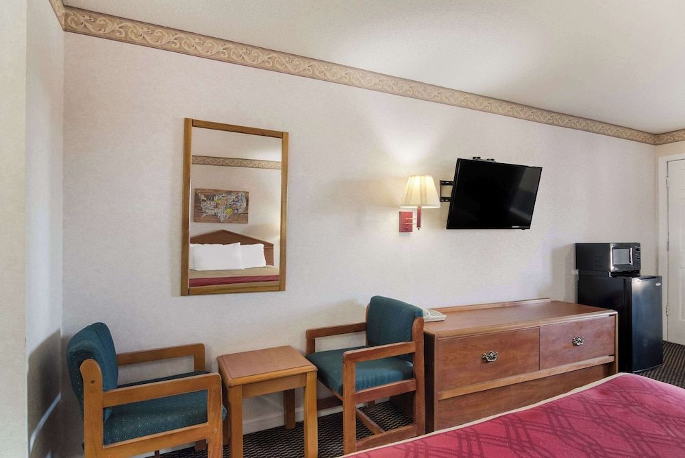 Econo Lodge Calhoun North Damascus Standard Room, 2 Queen Beds, Non Smoking (Upper Floor) 3