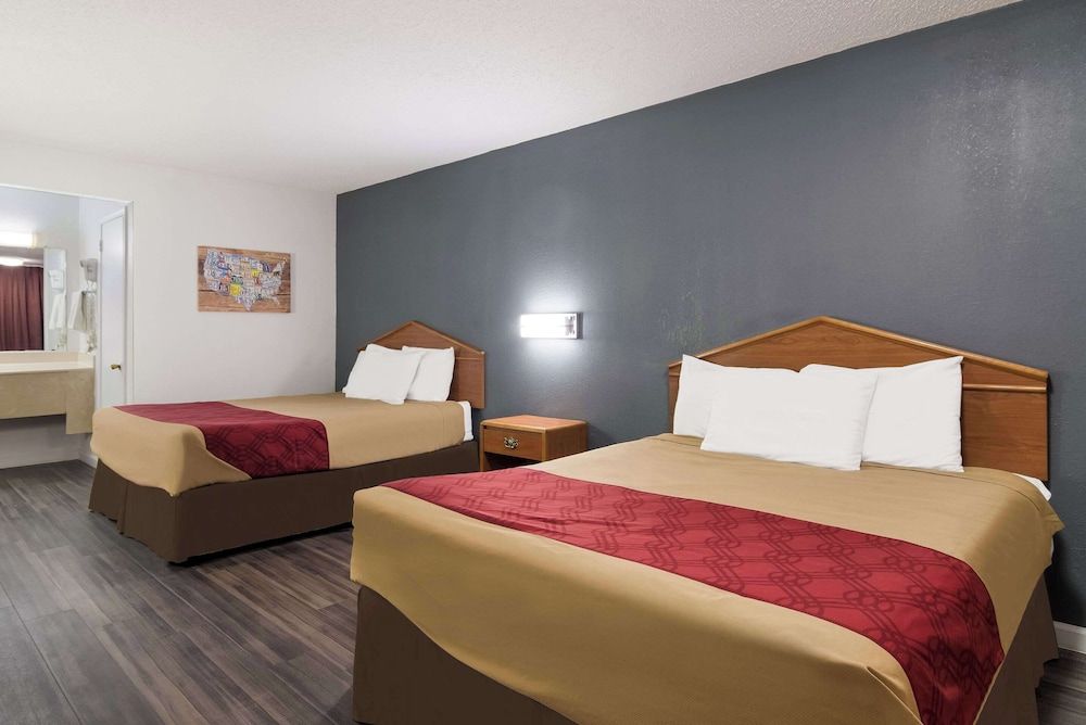 Econo Lodge Calhoun North Damascus Standard Room, 2 Queen Beds, Smoking, Ground Floor