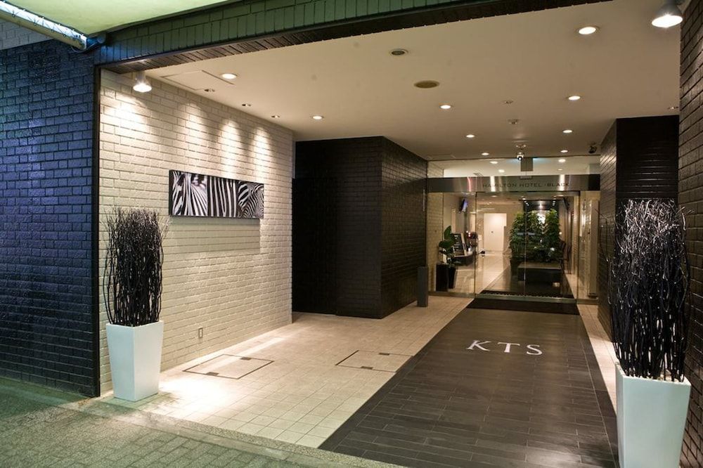 undefined Hamilton Hotel Black 5