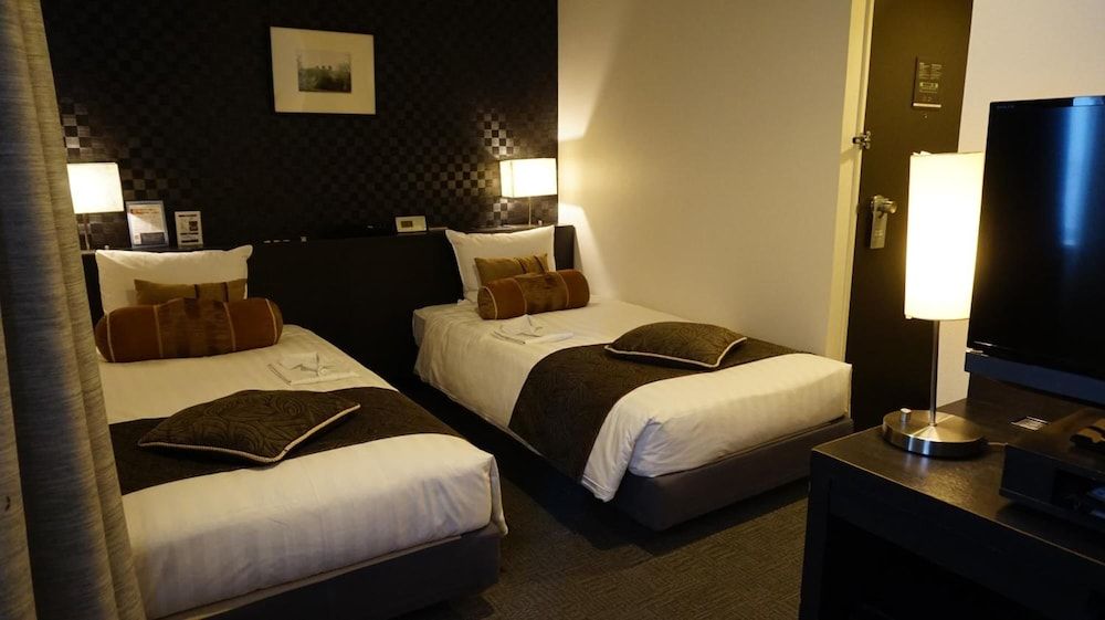 undefined Hamilton Hotel Black 4