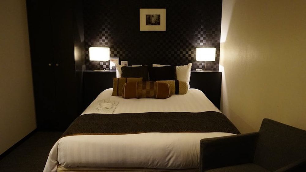 undefined Hamilton Hotel Black