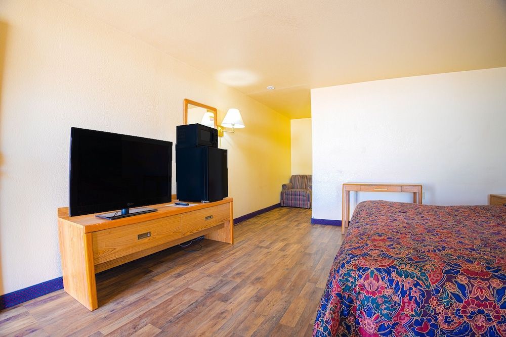 Holiday Motel, Lordsburg By OYO Room, 1 King Bed, Non Smoking 3