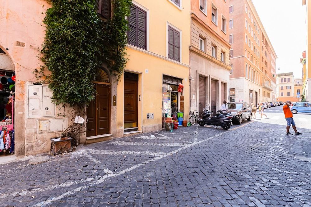 undefined Borgo Vittorio near Saint Peter's square 3