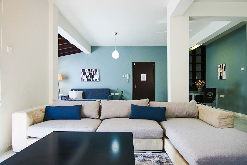 undefined Phaedrus Living: City View Luxury Flat Harbour 03 10