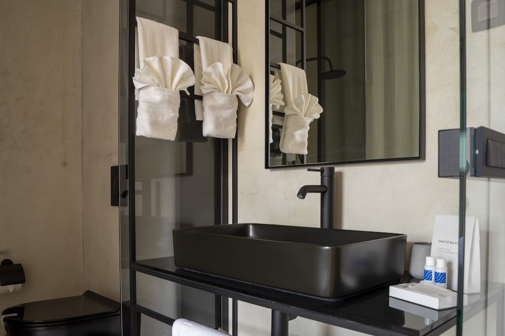 Moro Inn Room, 1 Queen Bed, Patio 7