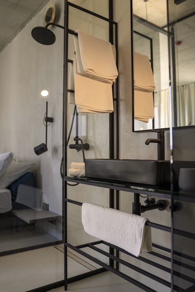 Moro Inn Deluxe Room, Multiple Beds 9