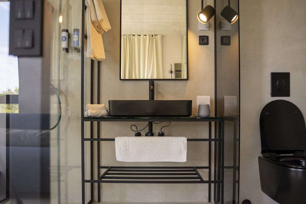 Moro Inn Deluxe Room, Multiple Beds 4