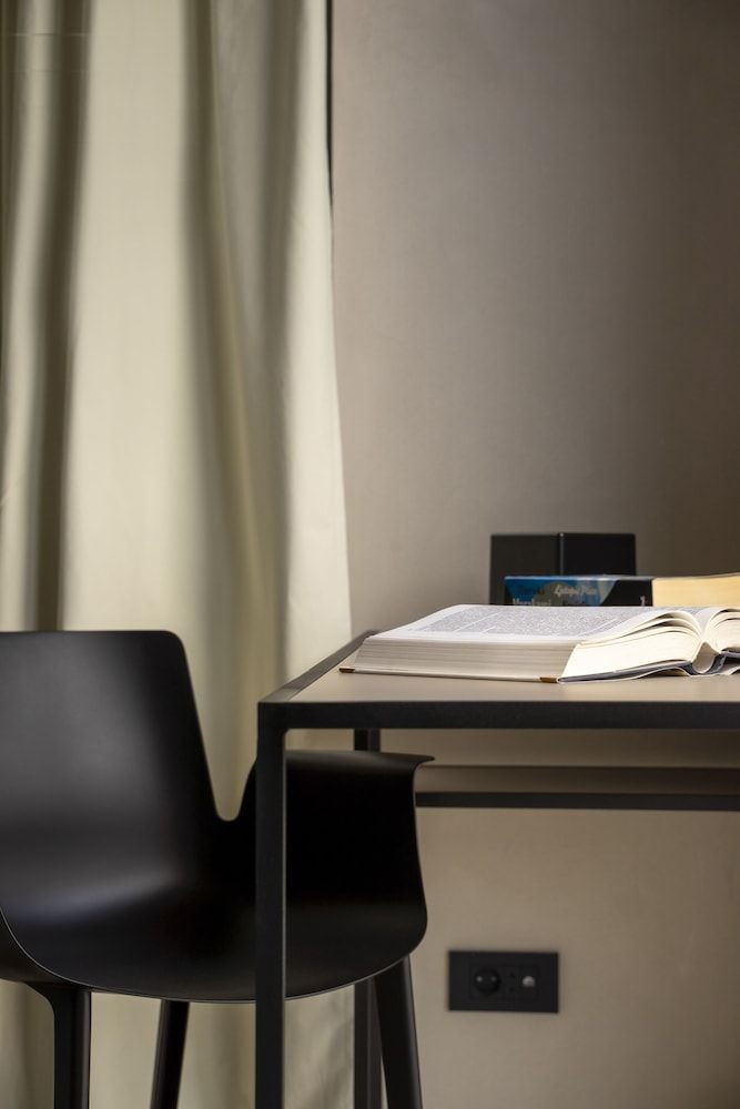 Moro Inn Deluxe Room, Multiple Beds 7