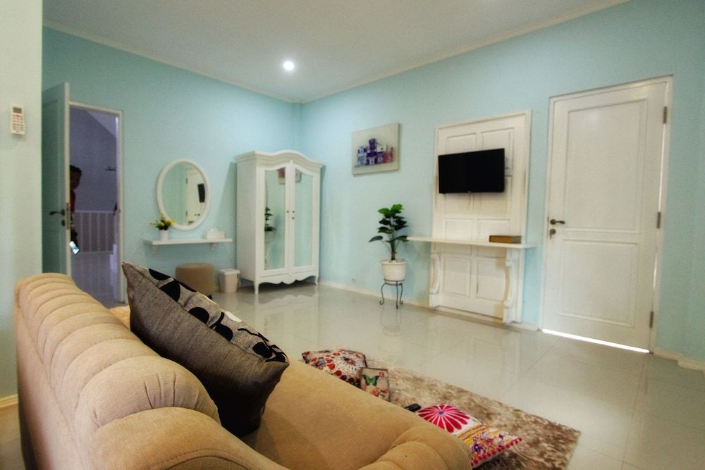 Omah Madam Bed & Breakfast Deluxe Double Room 5