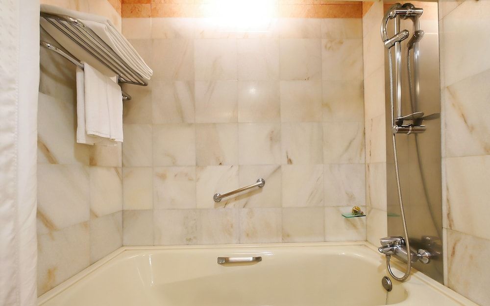 Deep Soaking Bathtub