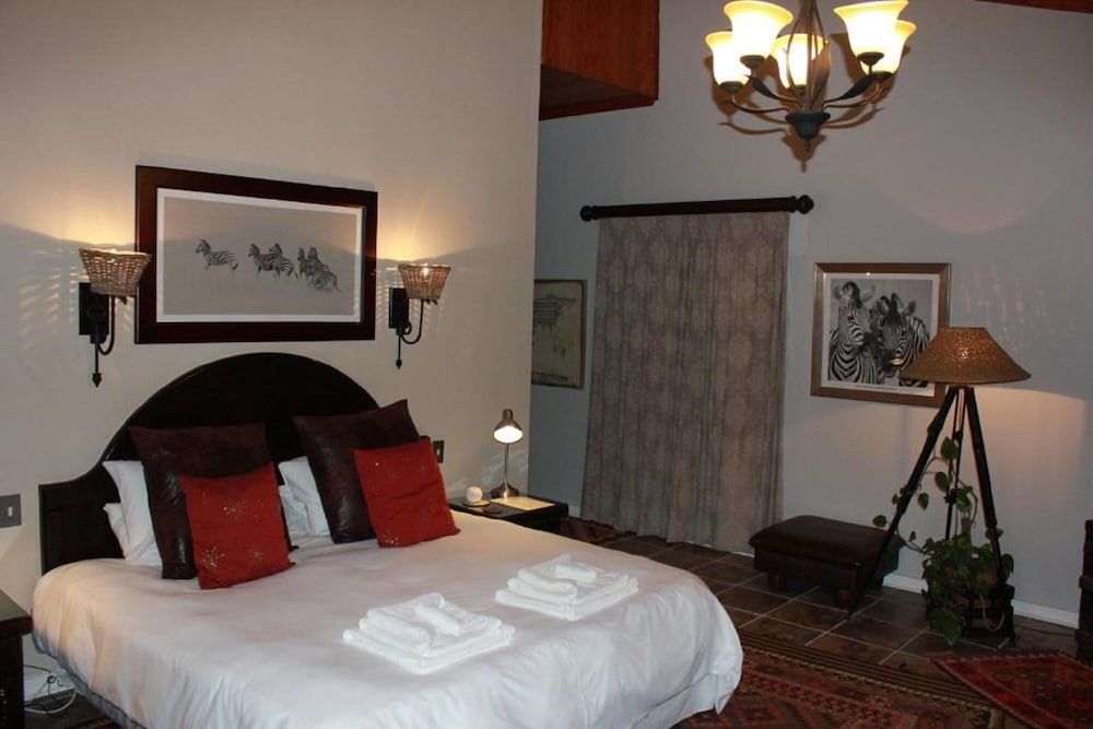 The Sabie Town House Guest Lodge Luxury Suite, Hot Tub, Valley View 2