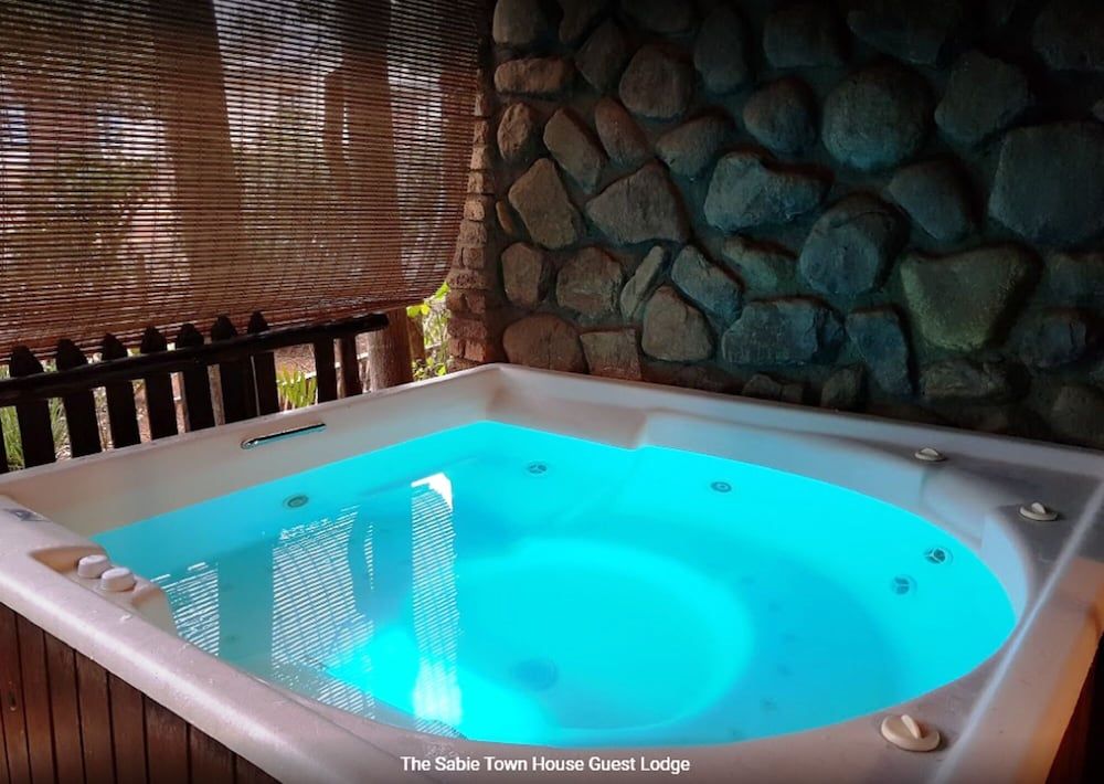 The Sabie Town House Guest Lodge Luxury Suite, Hot Tub, Valley View 5