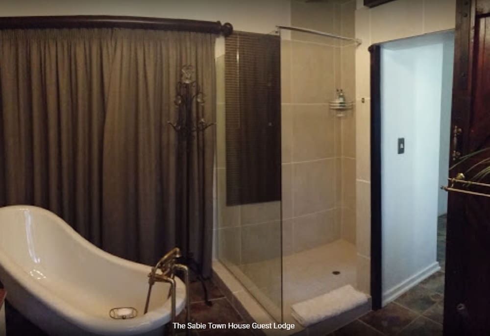 The Sabie Town House Guest Lodge Luxury Suite, Hot Tub, Valley View 8