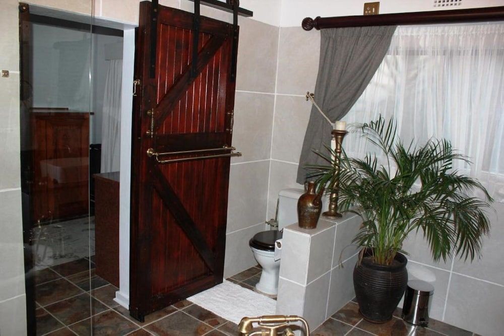 The Sabie Town House Guest Lodge Luxury Suite, Hot Tub, Valley View 7