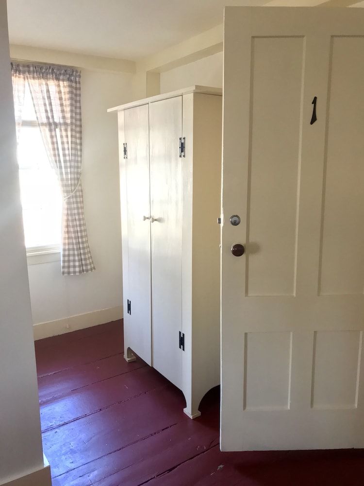 Spring Hill Inn Room 1 (The Sweetheart Room) - One Queen Bed with Private Bath 2