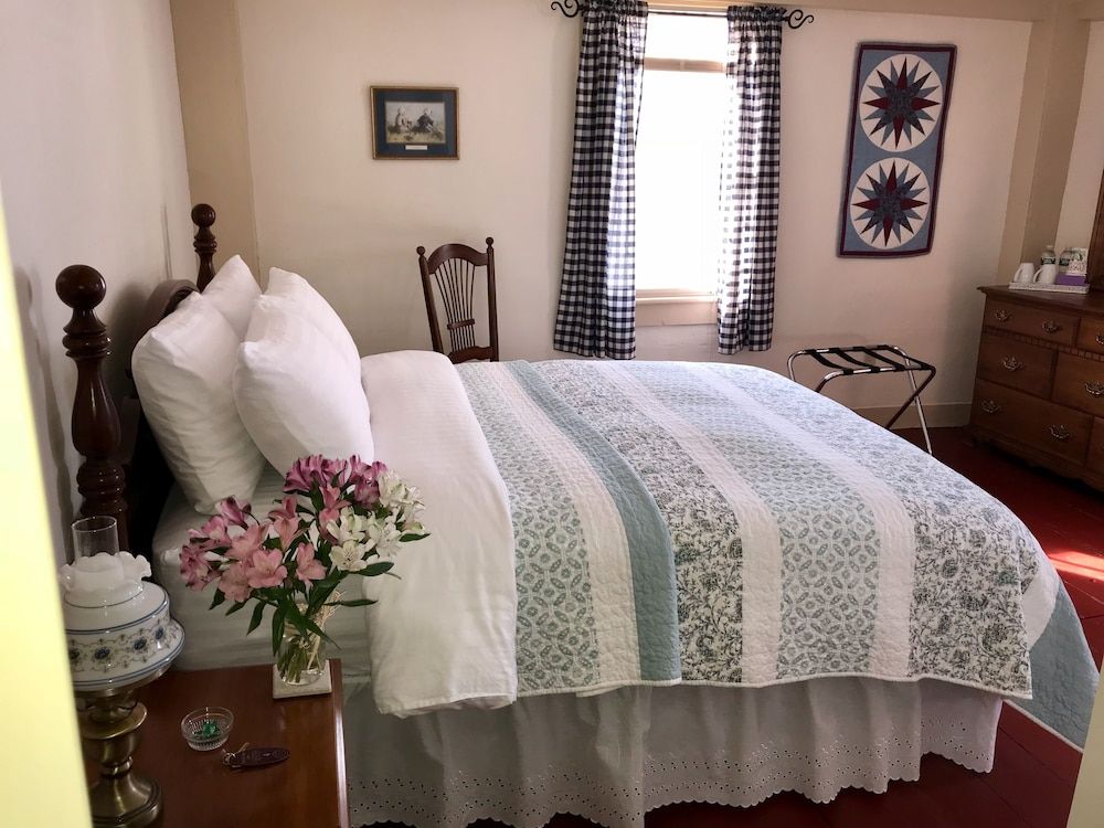 Room 4 - One Queen Bed with Private Bath